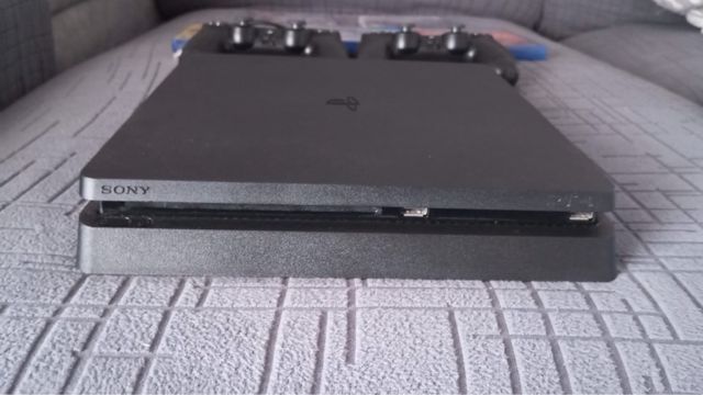 PS4 (PlayStation 4) Negra + 2 Mandos + 5 Juegos