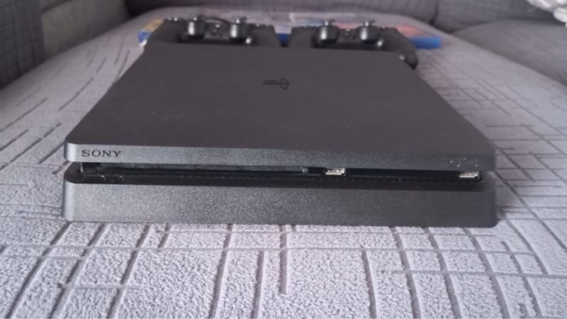PS4 (PlayStation 4) Negra + 2 Mandos + 5 Juegos