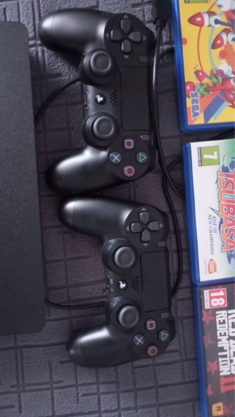 PS4 (PlayStation 4) Negra + 2 Mandos + 5 Juegos afbeelding 3