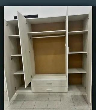 Armario de madera con cajones y estantes