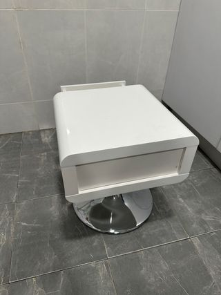 Mesitas de noche de diseño blancas.