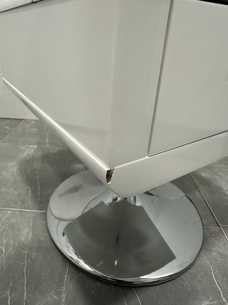 Mesitas de noche de diseño blancas.