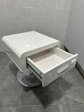 Mesitas de noche de diseño blancas.