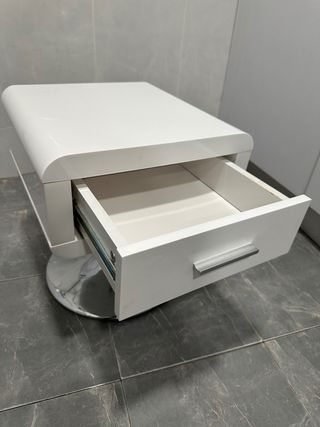 Mesitas de noche de diseño blancas.