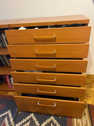 Cómoda con cajones y estantería