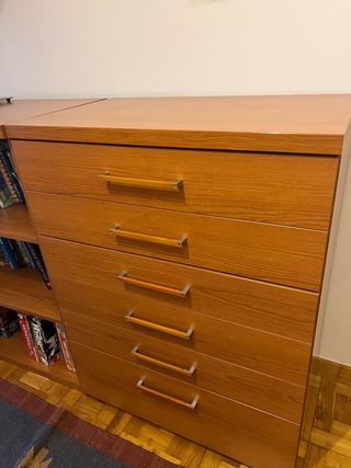 Cómoda con cajones y estantería