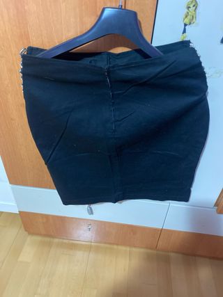 Falda negra strech elegante con pedrería