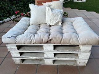 Divano Pallet con cuscini e materassino