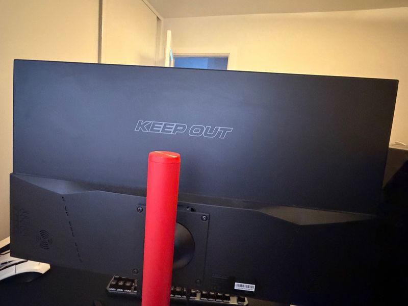 Monitor KEEP OUT Negro