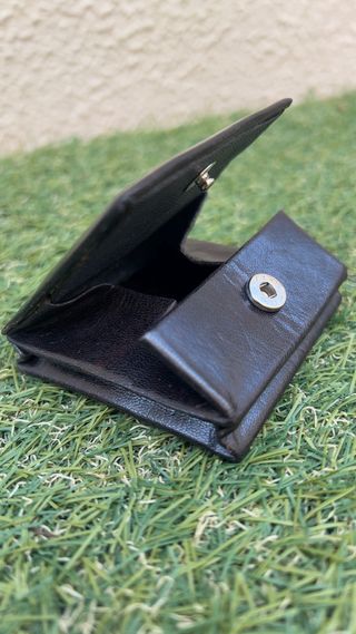 Monedero negro con diseño