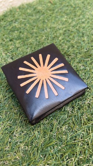 Monedero negro con diseño