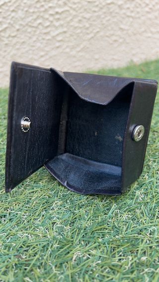 Monedero negro con diseño