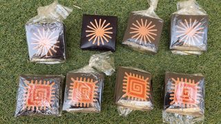 Monedero negro con diseño