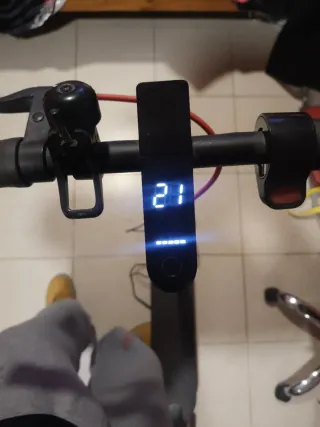 Patinete eléctrico con cargador