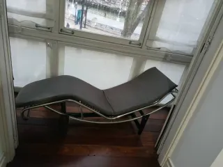 Tumbona metálica diseño curvo