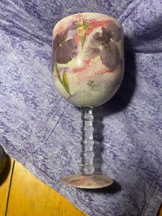 Copa de cristal decorada con flores