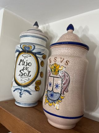 Antiguos tarros de farmacia decorados