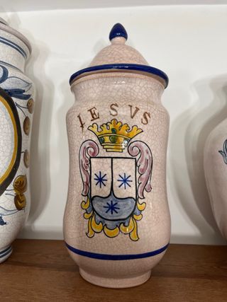 Antiguos tarros de farmacia decorados