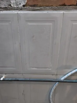 Baldosa blanca decorada . Rachola, ratxola.