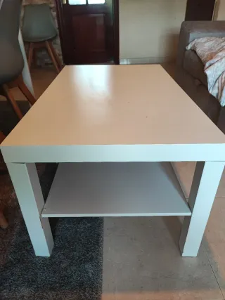 Mesa baja blanca de madera