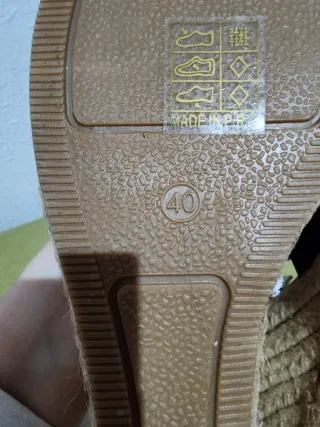 Sandalias cuña negras con brillo