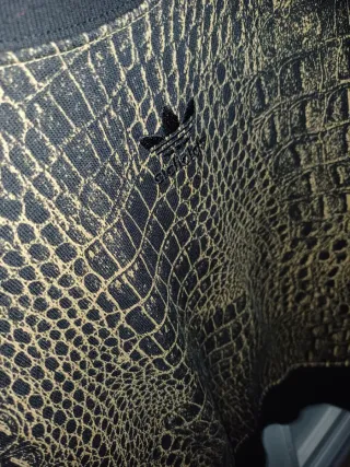 Sudadera Adidas estampado reptil