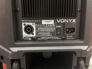 Altavoz VONYX y trípode negro