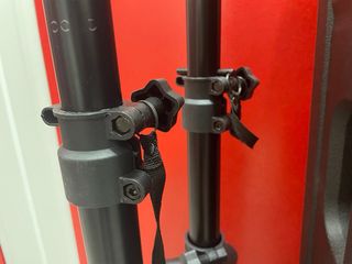 Altavoz VONYX y trípode negro