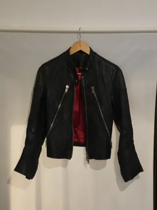 Cazadora de cuero negra