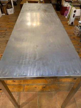 Mesa de metal y madera