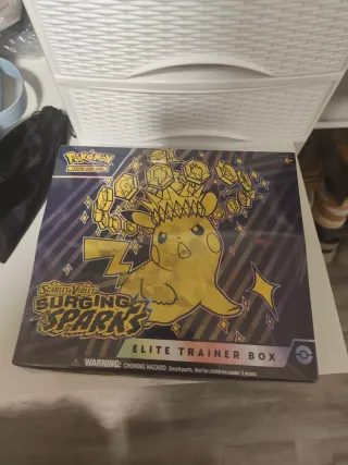 Pokémon Scarlet & Violet ETB surging sparks ingles