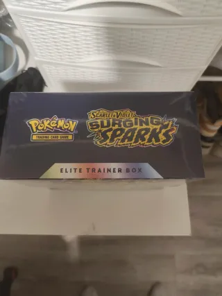 Pokémon Scarlet & Violet ETB surging sparks ingles