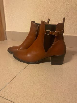 Botines marrones con hebilla