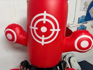 Saco de boxeo hinchable para niños.