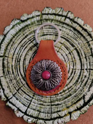 Llavero de cuero con detalle floral