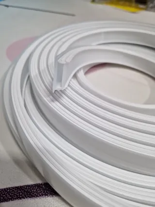 Cable blanco enrollado