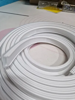 Cable blanco enrollado