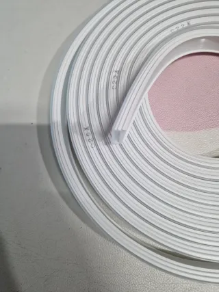 Cable blanco enrollado