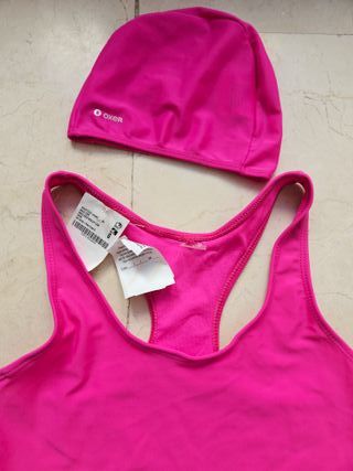 Conjunto bañador y gorro fucsia con etiqueta