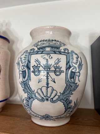 Jarrón antiguo de farmacia con escudo