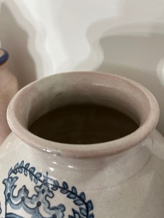 Jarrón antiguo de farmacia con escudo