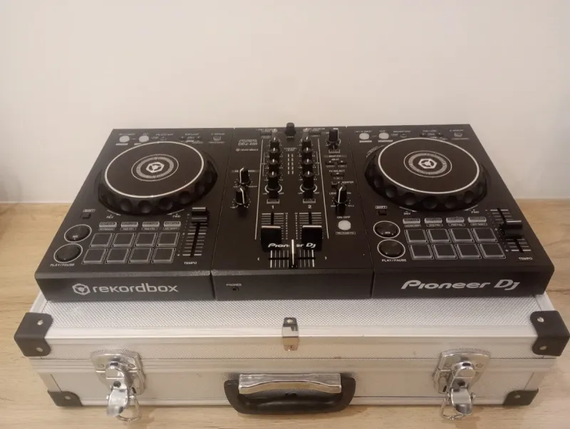 Pioneer DDJ-400 con estuche