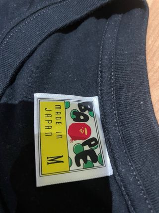 Camiseta Bape Negra con Estampado Camuflaje Rosa