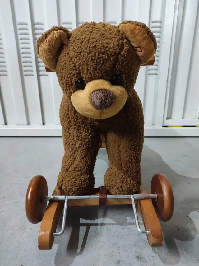 Osito peluche balancín con ruedas + Regalo