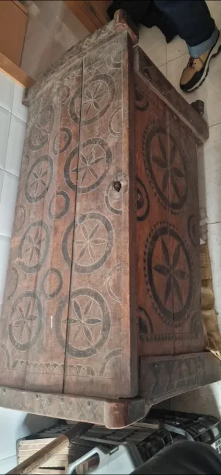 Baúl de madera antiguo con grabados