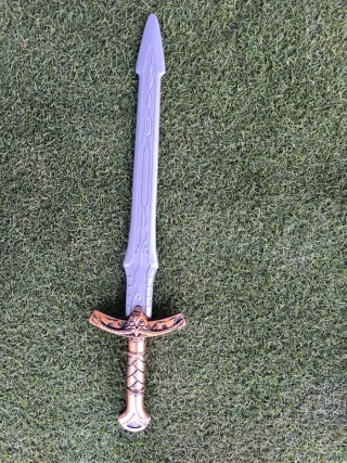 Espada de juguete con detalles dorados