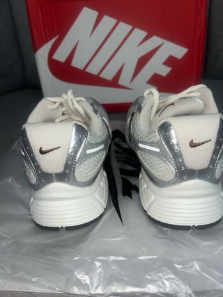 Nike Vomero 5 RNR Plata Blanco marron