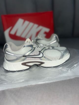 Nike Vomero 5 RNR Plata Blanco marron