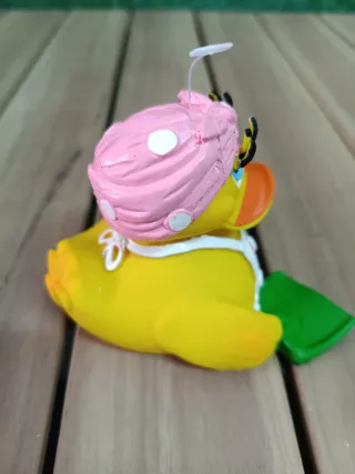 Pato limpiadora con delantal y escoba para bañera