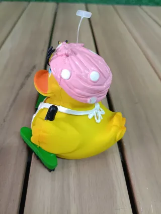 Pato limpiadora con delantal y escoba para bañera
